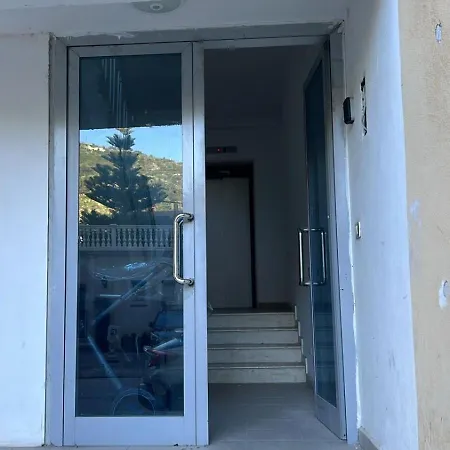 Suits לינה וארוחת בוקר Vlorë